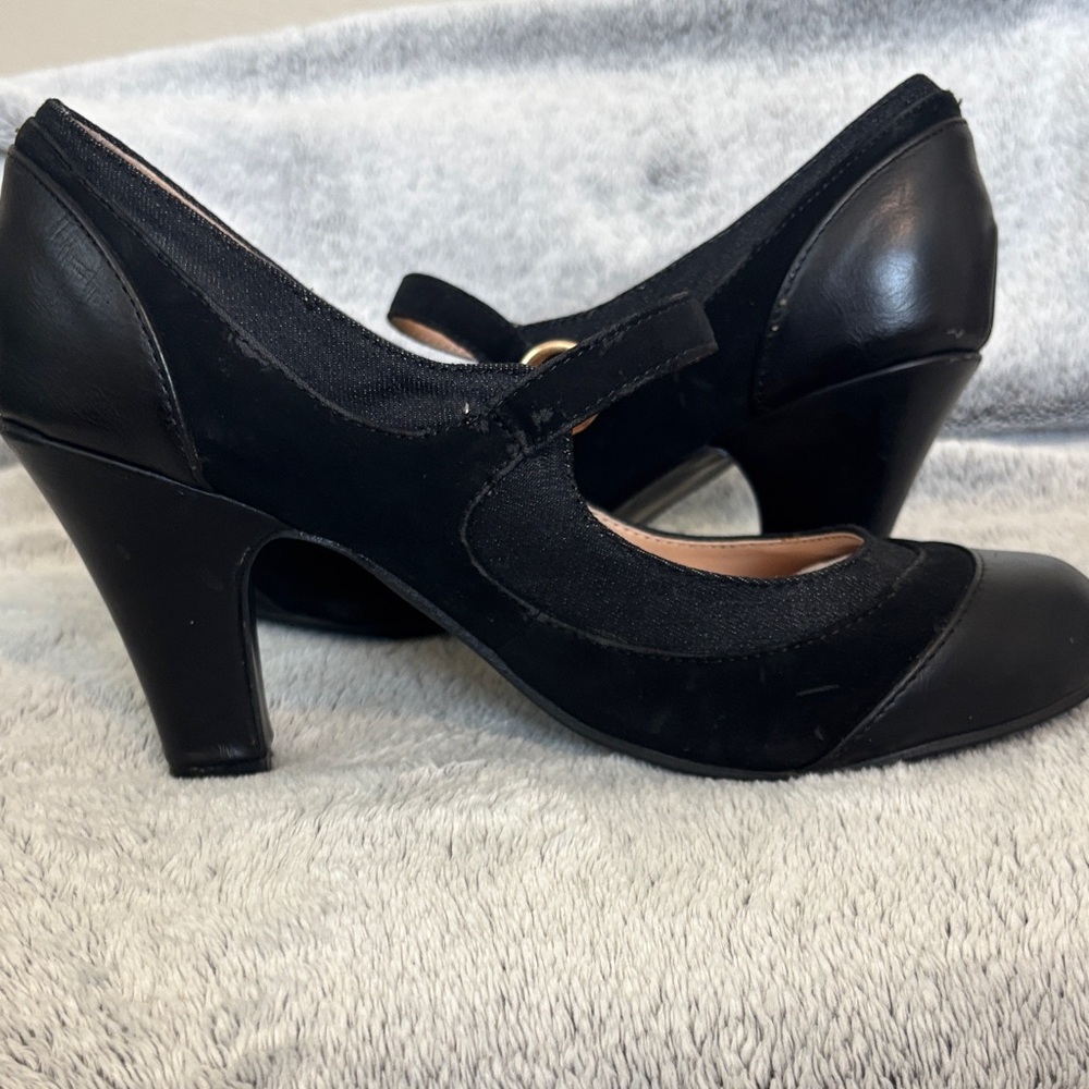 Journee Collection Black Mary Jane Heels with Strap - Picture 8 of 9